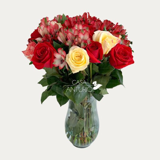 Jarrón de Rosas Rojas y Amarillas con Astromelias