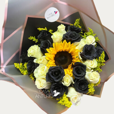 Bouquet de Rosas Blancas y Negras con Girasol