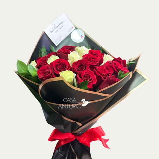 Bouquet de Rosa Roja y Blanca