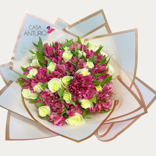 Bouquet de Rosas Blancas y Astromelias