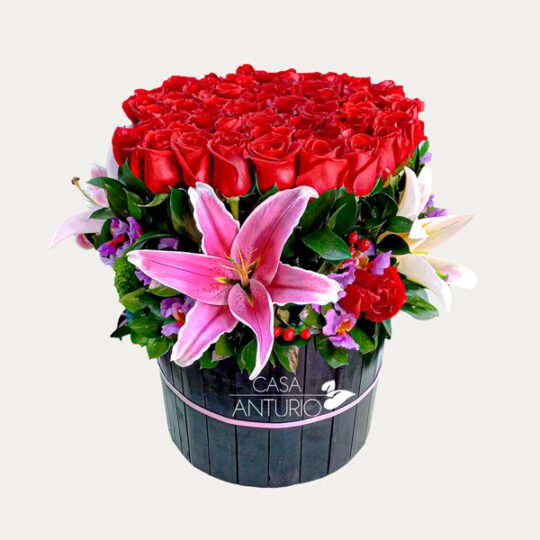 Arreglo Circular de Rosas Rojas y Lirios