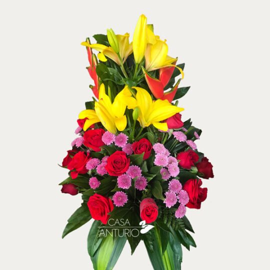 Arreglo en Rosas, Lirios, Heliconias y Pinochito