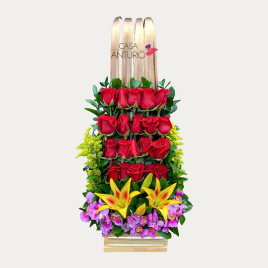 Arreglo en Rosas, Lirios, Orquideas y Hoja de Pandanus