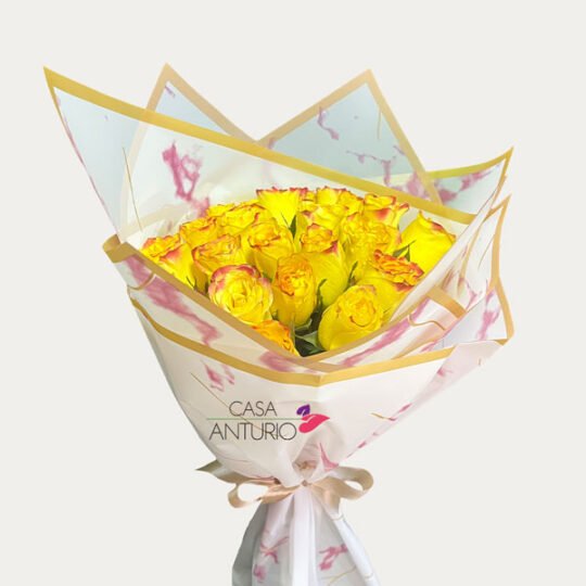 Bouquet de Rosas Amarillas Envueltas en Papel Coreano