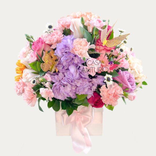 Arreglo en Hortensias, Claveles, Rosas y Gérberas