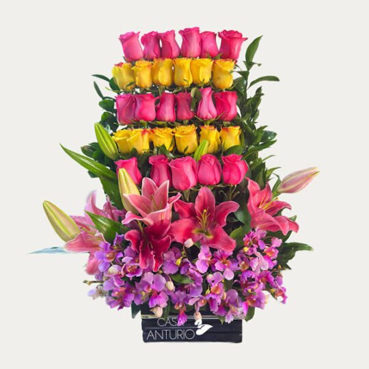 Arreglo en Escalera con Rosas, Lirios y Orquidea Hawaiana