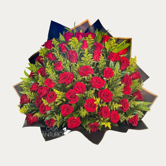 Arreglo de Rosas Rojas y Solidago