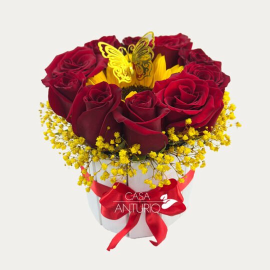 Arreglo Circular de Rosas Rojas, Girasol, Perla y Mariposa Decorativa