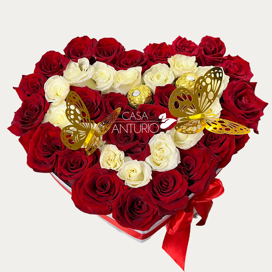 Corazón de Rosas Rojas, Blancas y Mariposas - Imagen 2