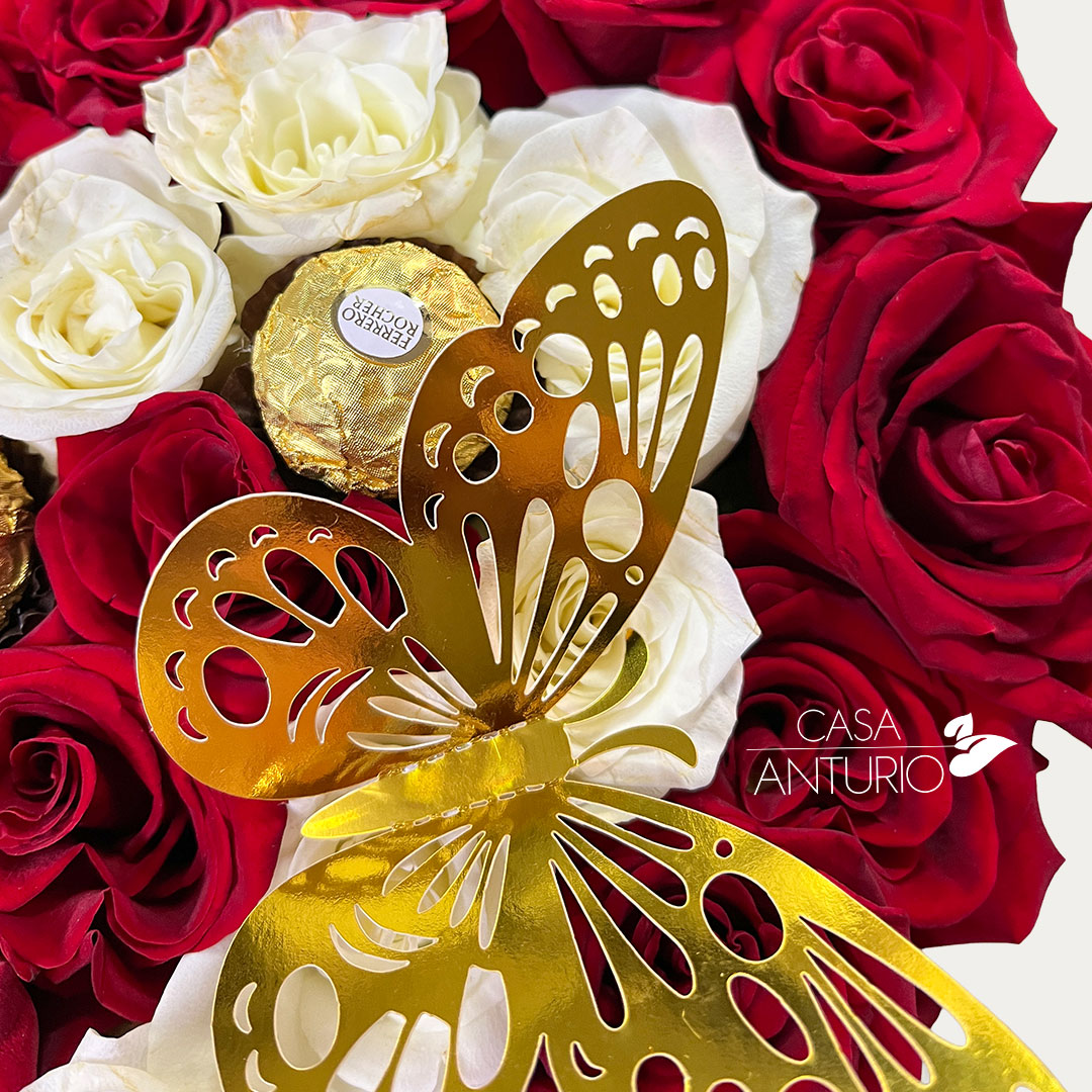 Corazón de Rosas Rojas, Blancas y Mariposas - Imagen 3
