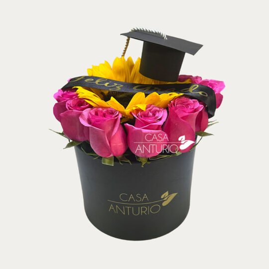 Arreglo Circular de Rosas, Girasol, Cinta y Birrete de Grado