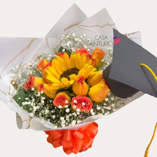 Bouquet de Rosas, Girasol, Perla y Birrete de Grado
