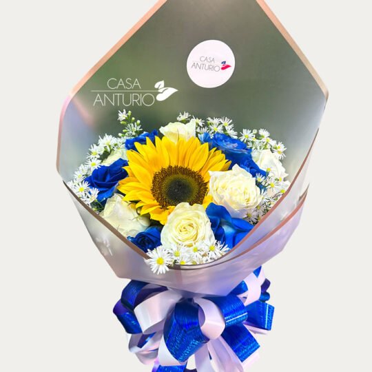 Bouquet de Rosas Blancas y Azules con Girasol