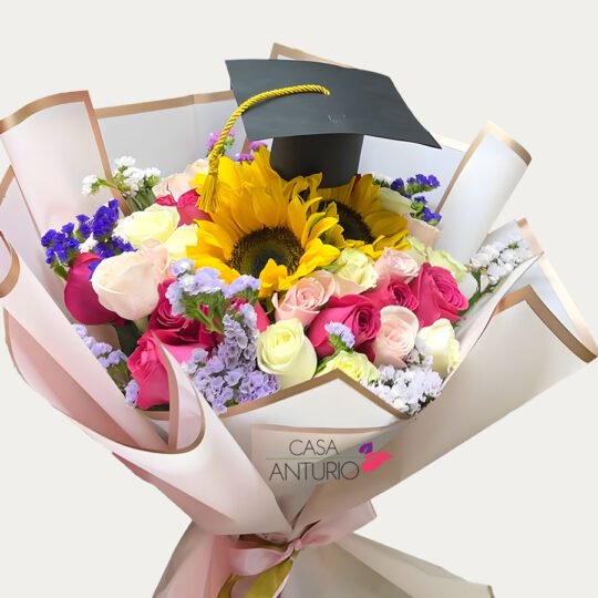 Bouquet de Rosas, Girasoles, Follaje y Birrete de Grado