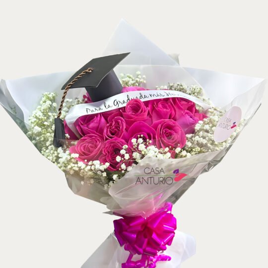 Bouquet de Rosas Fucsia, Perla, Cinta y Birrete de Grado