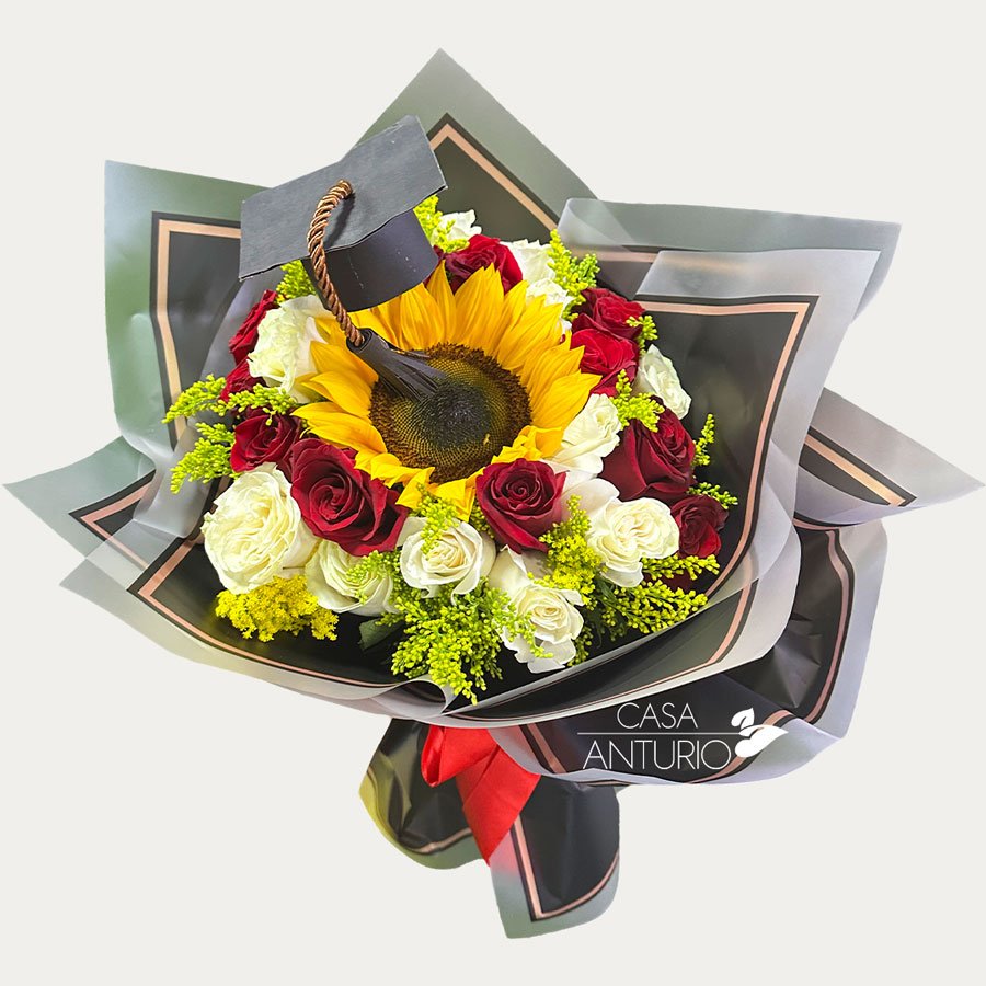 Bouquet de Rosas, Girasol, Solidago y Birrete de Grado