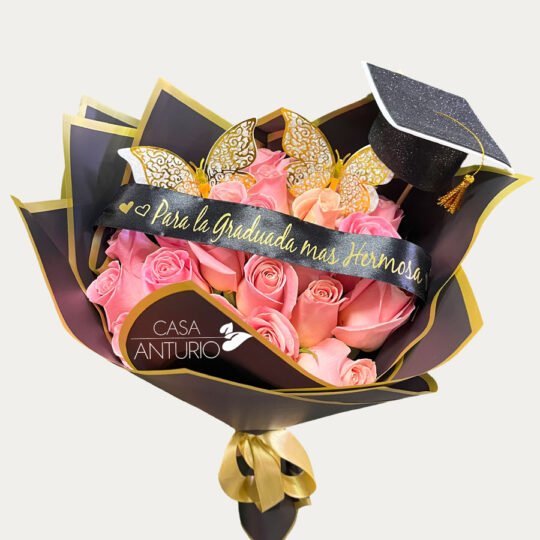 Bouquet de Rosas Rosadas, Mariposas, Cinta y Birrete de Grado