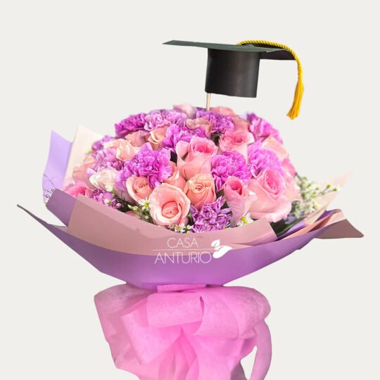 Bouquet de Rosas Grande con Claveles Rosados, Follaje y Birrete de Grado