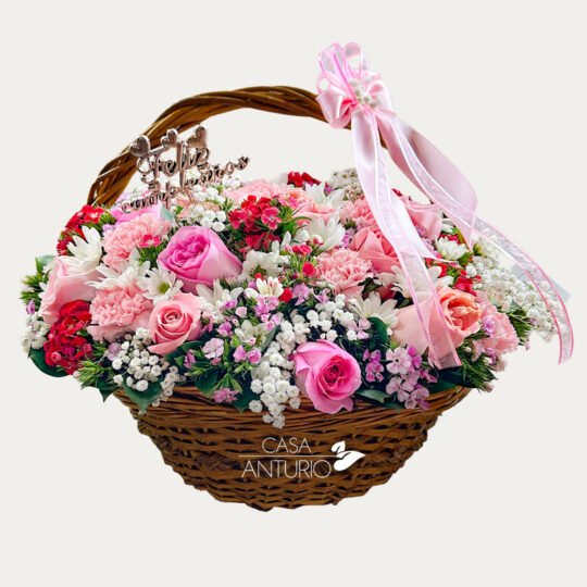 Arreglo en Canasta de Rosas con Perla, Margaritas, Claveles y Diversos Follajes