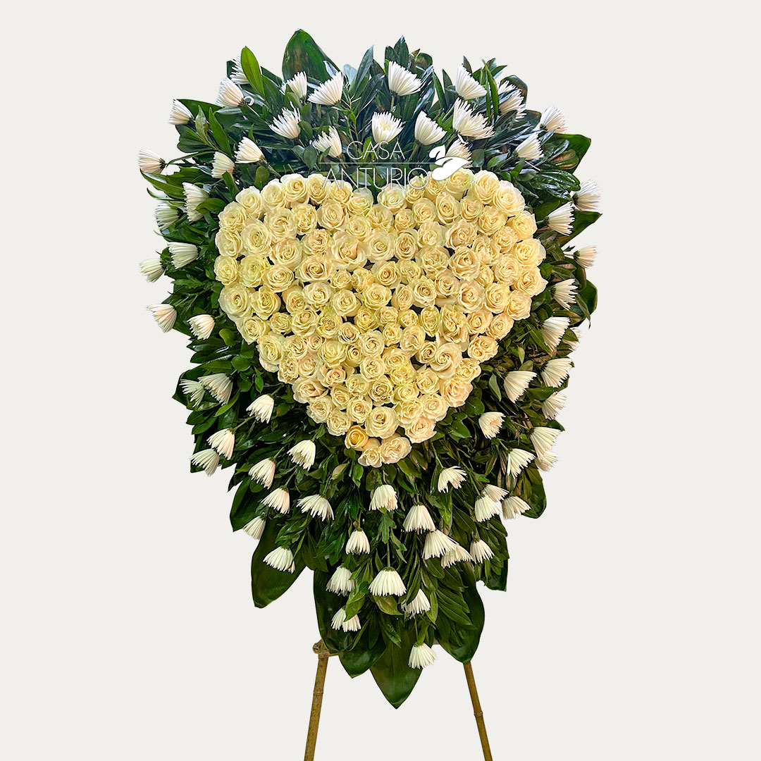 Corona Fúnebre en Corazón de Rosas Blancas y Crisantemos Blancos