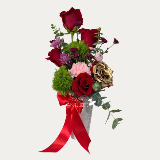 Arreglo de Rosas y Diversidad de Follajes