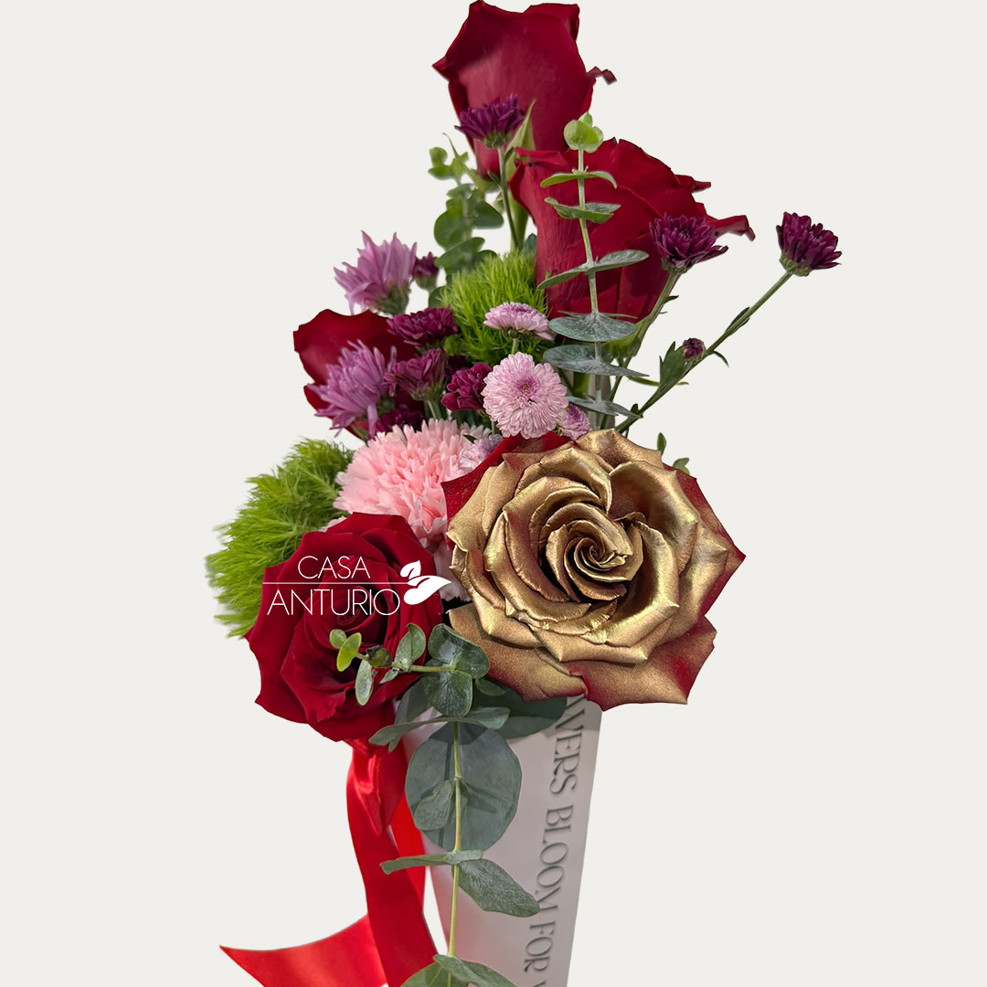 Arreglo de Rosas y Diversidad de Follajes - Imagen 3
