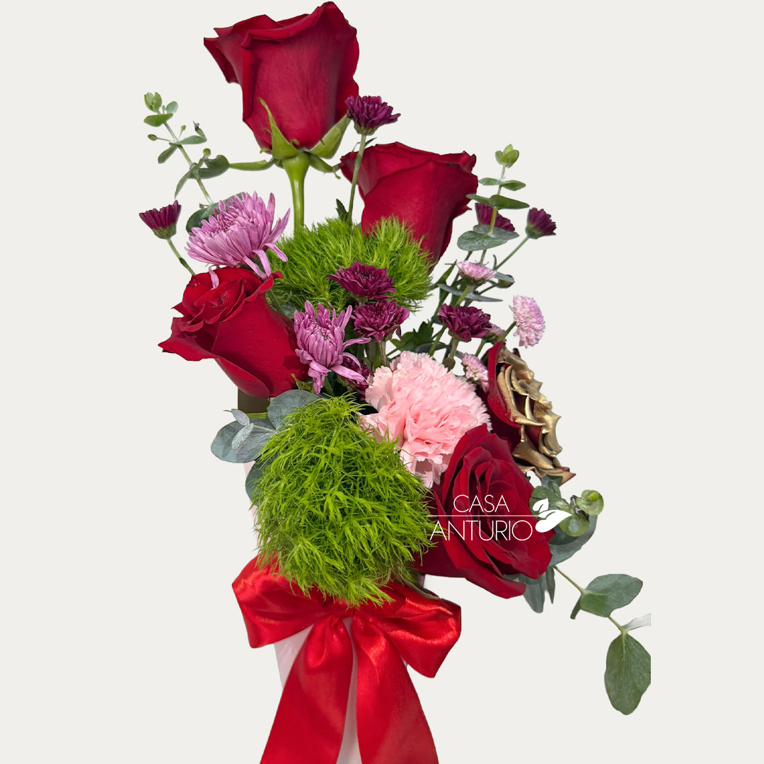 Arreglo de Rosas y Diversidad de Follajes - Imagen 4