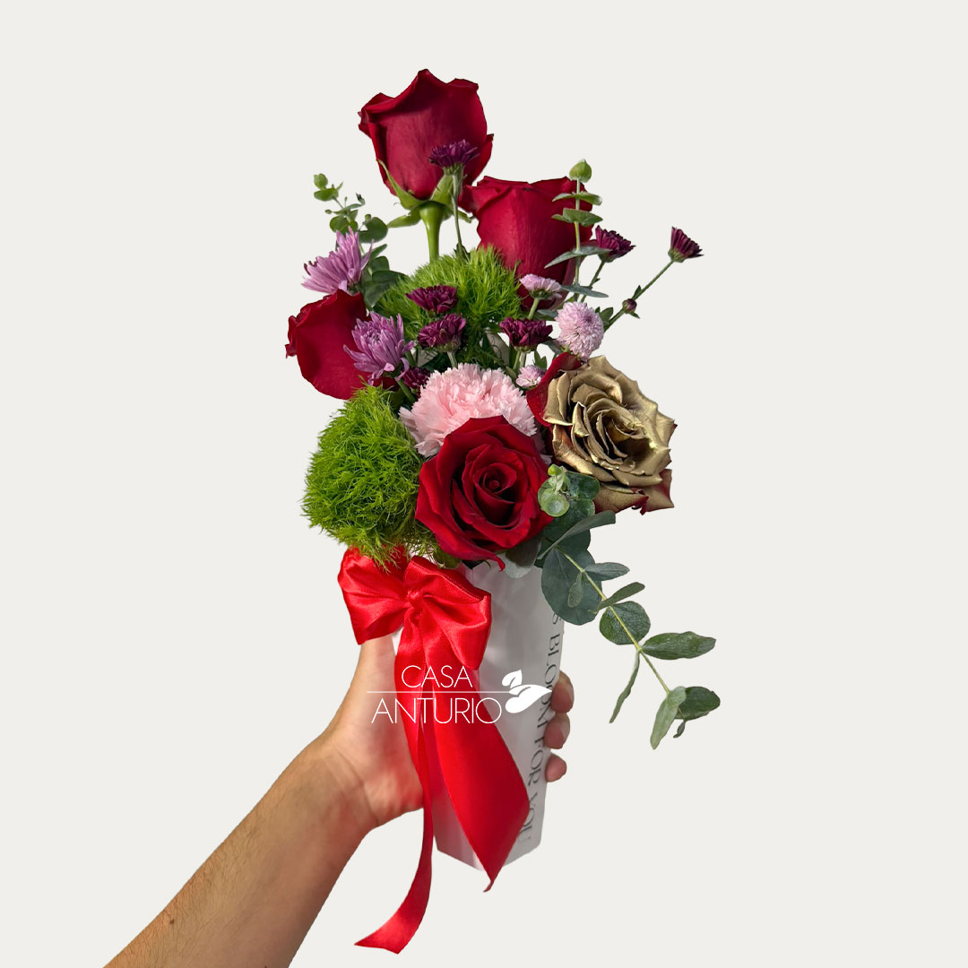 Arreglo de Rosas y Diversidad de Follajes - Imagen 2