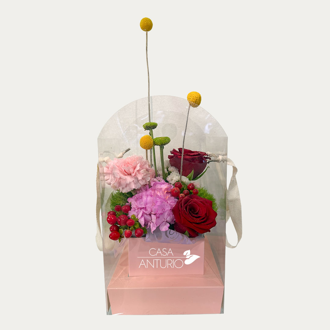Arreglo de Rosas y Diversidad de Follajes