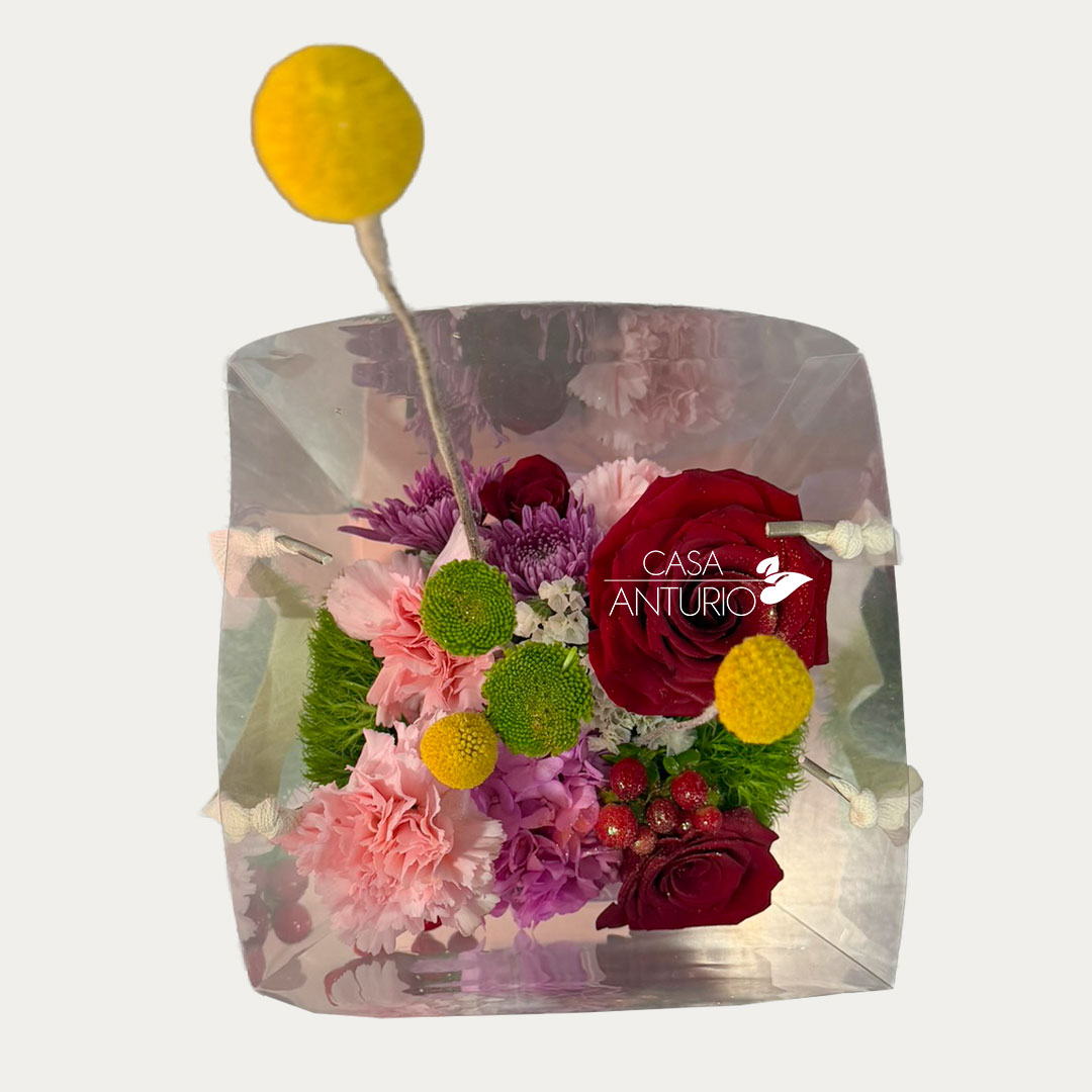 Arreglo de Rosas y Diversidad de Follajes - Imagen 4