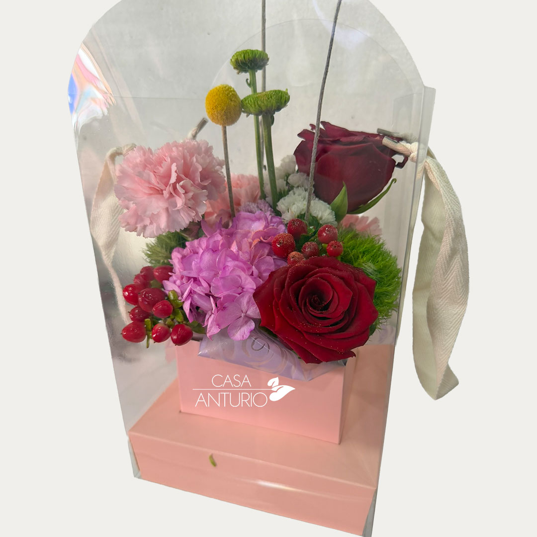 Arreglo de Rosas y Diversidad de Follajes - Imagen 3