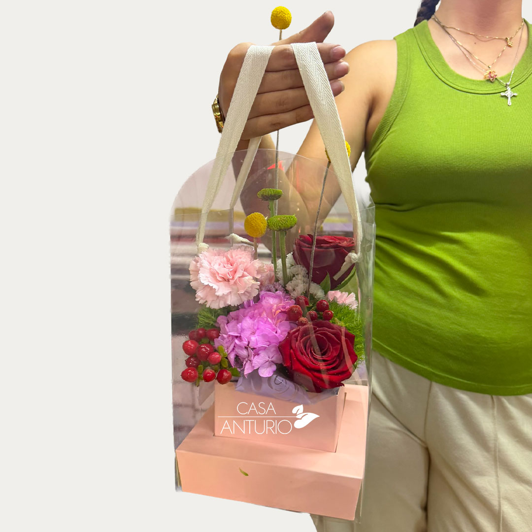 Arreglo de Rosas y Diversidad de Follajes - Imagen 2