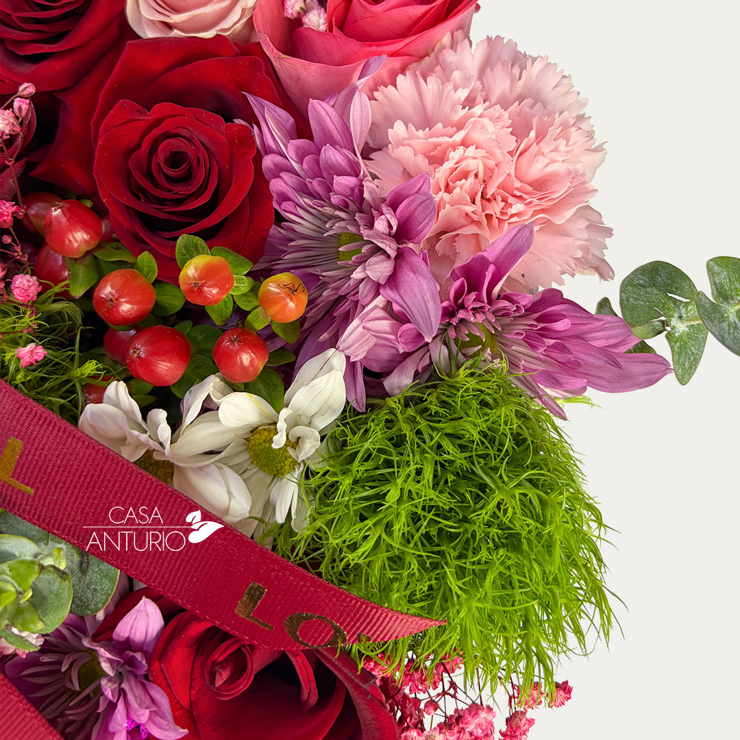 Corazón de Rosas y Diversidad de Follajes - Imagen 4